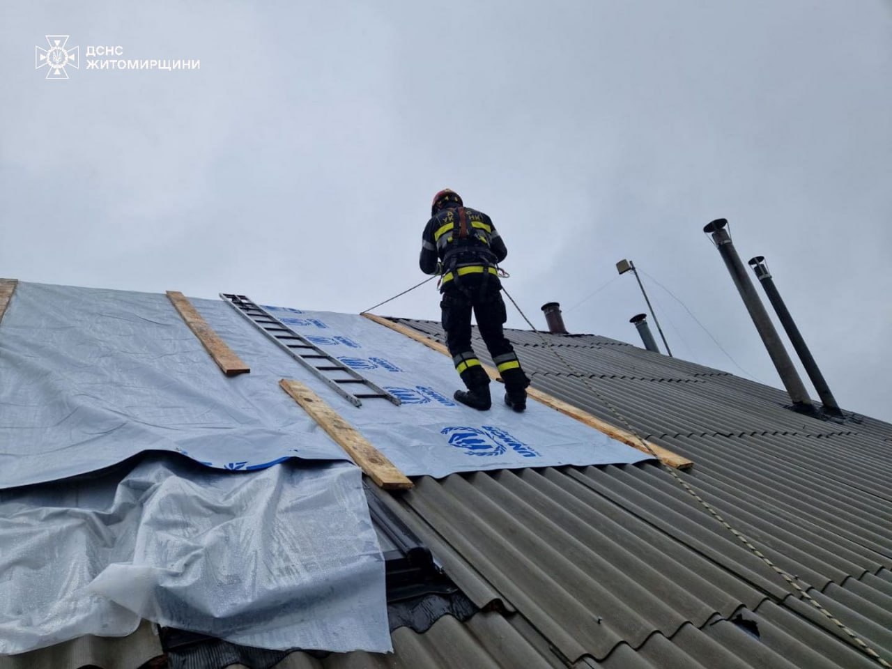 У Коростишеві рятувальники ДСНС допомагають населенню відновлювати будинки після обстрілу 25 травня